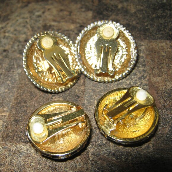 Designer Inspired Vintage Clip Earrings - Picture 4 of 4